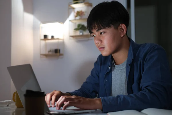 Jonge Collage Man Leren Online Nachts Bij Hem Thuis — Stockfoto