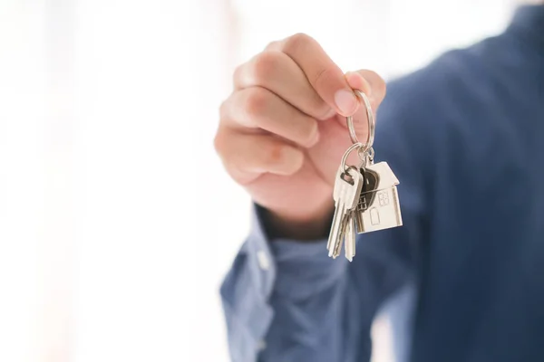 Immobilienmakler Mit Hausmodell Und Schlüssel Kaufangebot Haus Vermietung Von Immobilien — Stockfoto