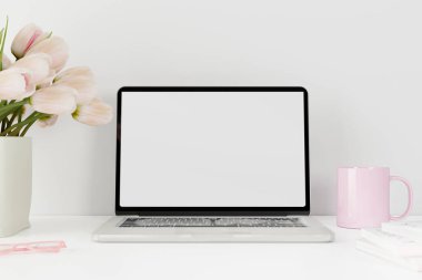 Boş dizüstü bilgisayarı olan çalışma alanı. 3B Hazırlama.