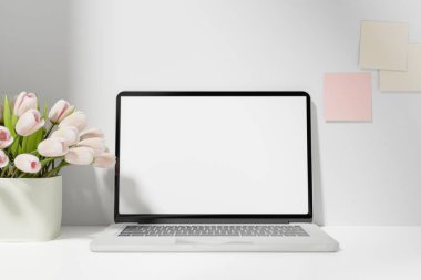 Boş dizüstü bilgisayarı olan çalışma alanı. 3B Hazırlama.