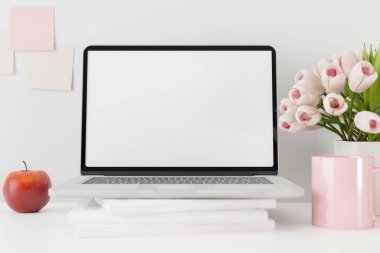 Boş dizüstü bilgisayarı olan çalışma alanı. 3B Hazırlama.