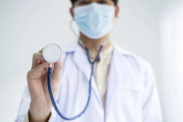 Jovem Médico Segurando Estetoscópio Máscara Médica Para Proteger Contra Coronavírus — Fotografia de Stock