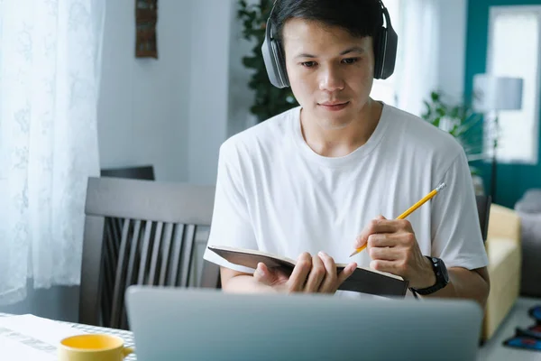 Joven Estudiante Collage Usando Computadora Dispositivo Móvil Estudiando Línea Educación — Foto de Stock