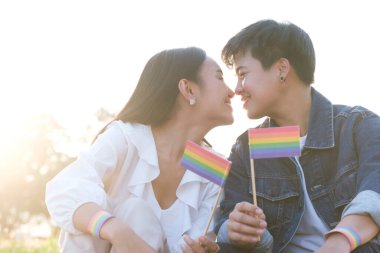 Birbirlerine sarılıp kucaklaşan mutlu çok ırklı sevgililer - lezbiyen çiftler, milenyum kadınları, Londra 'da mutlu bir hayat süren kızlar - LGBTQ konsepti karışık ırk güzel çiftler