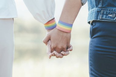 Birbirlerine sarılıp kucaklaşan mutlu çok ırklı sevgililer - lezbiyen çiftler, milenyum kadınları, Londra 'da mutlu bir hayat süren kızlar - LGBTQ konsepti karışık ırk güzel çiftler