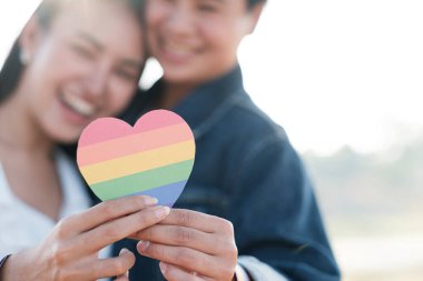 Birbirlerine sarılıp kucaklaşan mutlu çok ırklı sevgililer - lezbiyen çiftler, milenyum kadınları, Londra 'da mutlu bir hayat süren kızlar - LGBTQ konsepti karışık ırk güzel çiftler