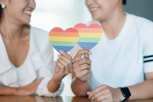 Счастливые Многорасовые Девушки Любви Обнимающие Обнимающие Лесбийская Пара Женщины Тысячелетия — стоковое фото