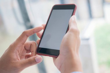Akıllı telefonu tutan adama yaklaş. Grafik görüntüleme kurgusu için boş ekran modellemesi.
