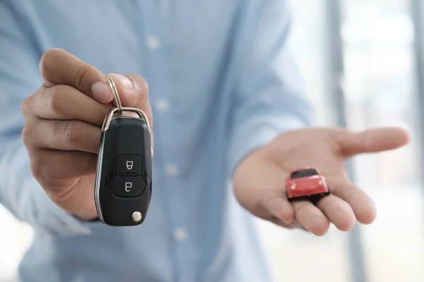 Geschäftskonzept Kfz Versicherung Auto Verkaufen Und Kaufen Auto Finanzierung Autoschlüssel — Stockfoto