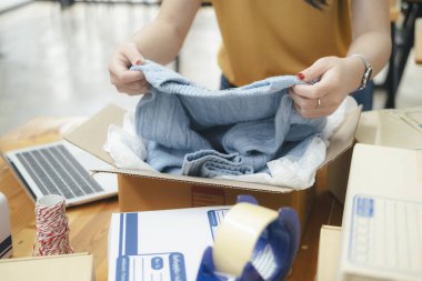İnternetteki küçük işletme sahibi. Genç girişimci çevrimiçi küçük işletme sahibi evde çalışıyor, ambalaj ve teslimat durumu. 