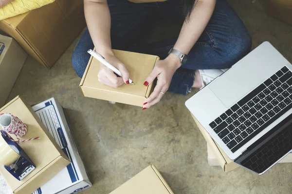 Close Hand Van Jonge Vrouw Schrijven Adres Pakketdoos Voor Levering — Stockfoto