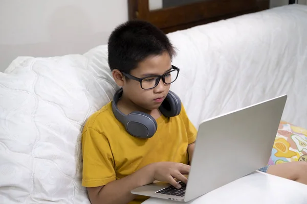 Jonge Jongen Met Behulp Van Computer Mobiel Apparaat Studeren Online — Stockfoto