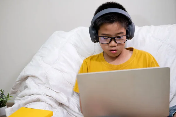 Jonge Jongen Met Behulp Van Computer Mobiel Apparaat Studeren Online — Stockfoto