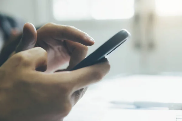 Jovem Usando Telefone Celular Usando Tecnologia Conexão Line Para Negócios — Fotografia de Stock