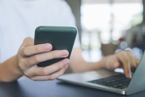 Young Man Using Mobile Phone Using Online Connect Technology Business — Stock Photo, Image