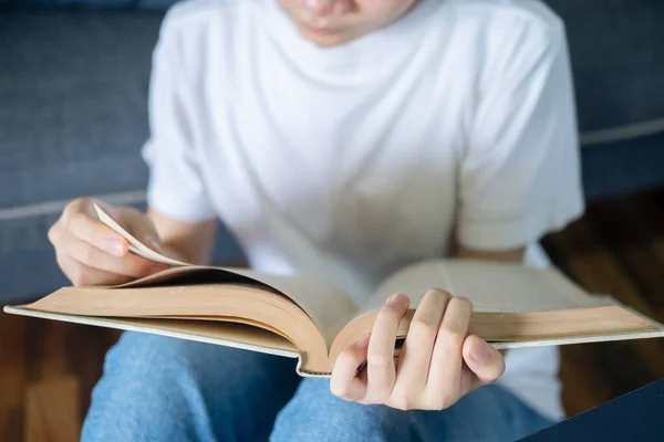 Mujer Joven Concentrada Leyendo Libro Cerca — Foto de Stock