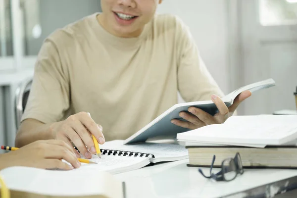 Aprendizagem Educação Conceito Escolar Jovem Homem Estudando Para Teste Exame — Fotografia de Stock