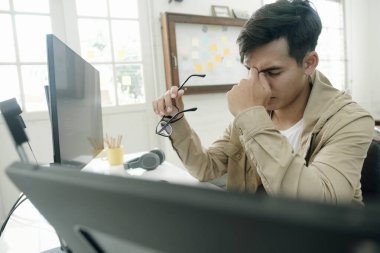 Programcılar ve geliştiriciler yazılım kodluyor ve geliştiriyor.