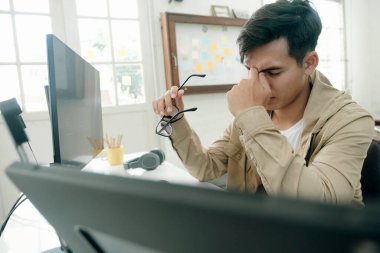 Programcılar ve geliştiriciler yazılım kodluyor ve geliştiriyor.