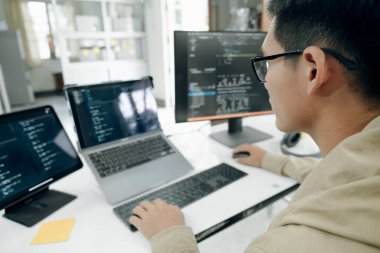 Programcılar ve geliştiriciler yazılım kodluyor ve geliştiriyor.