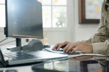 Programcılar ve geliştiriciler yazılım kodluyor ve geliştiriyor.
