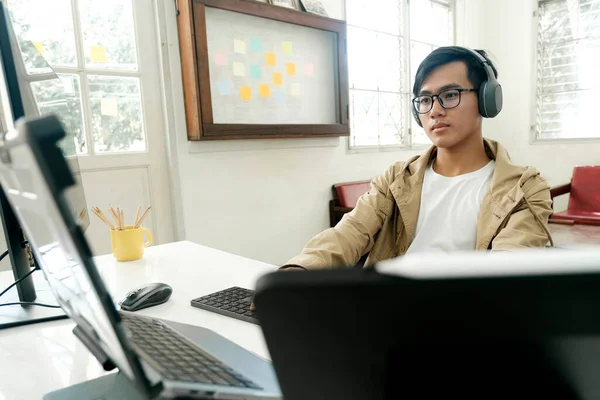 Programadores Equipos Desarrolladores Están Codificando Desarrollando Software — Foto de Stock