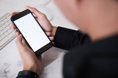 Akıllı telefonu tutan adama yaklaş. Grafik görüntüleme kurgusu için boş ekran modellemesi.