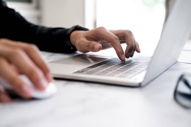 Yakın plan el kodlaması programlama bilgisayar yazılımı. İş veya eğitim ve iletişim için çevrimiçi bağlantı teknolojisi kullanılıyor. 