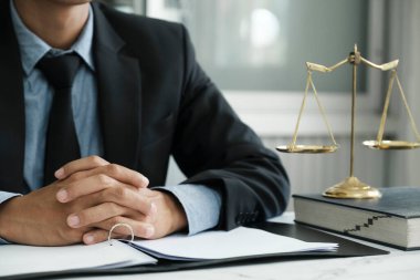 Hukuk, hukuk hizmetleri, tavsiye, adalet ve hukuk kavramı. Ofiste yüksek rütbeli bir erkek avukat..