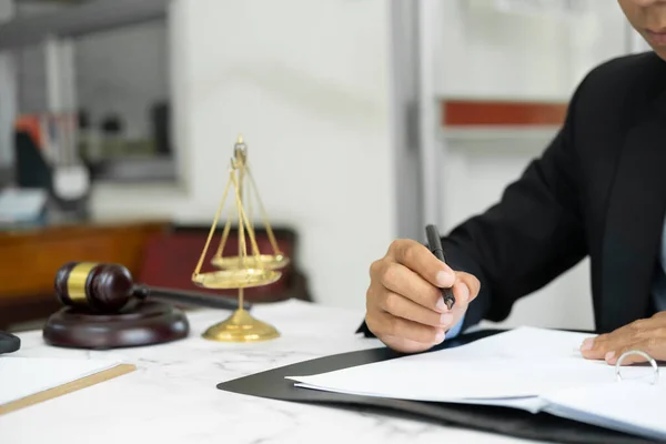 Recht Rechtsdienstleistungen Beratung Justiz Und Rechtskonzept Männlicher Anwalt Büro Mit — Stockfoto
