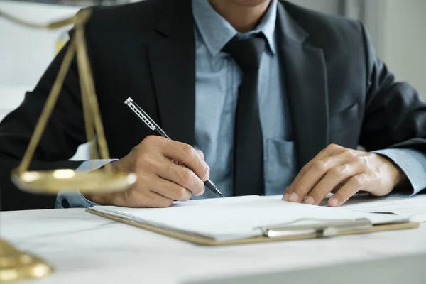 Direito Serviços Jurídicos Aconselhamento Justiça Conceito Direito Advogado Masculino Escritório — Fotografia de Stock