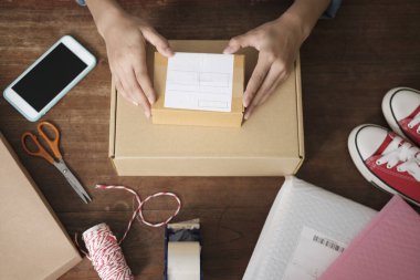 İnternetteki küçük işletme sahibi. Genç girişimci çevrimiçi küçük işletme sahibi evde çalışıyor, ambalaj ve teslimat durumu. 