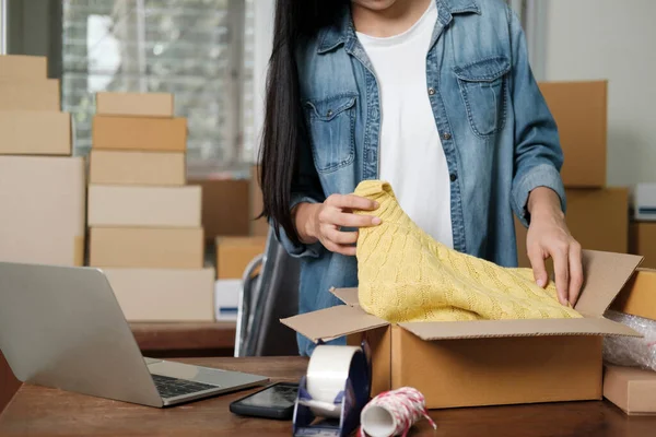 Online Kleinunternehmer Junge Start Unternehmer Online Kleinunternehmer Arbeiten Hause Verpackung — Stockfoto