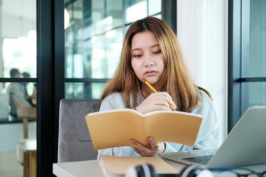 Eğitim online öğrenme ya da kendi kendine öğrenme kavramı. Kolaj kızı internetten ve kitaplardan araştırma yapıyor..
