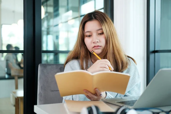 教育网上学习或自学的概念 大学女生在网上从书本和互联网上重新找到答案 — 图库照片