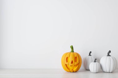 Cadılar bayramı konseptin kutlu olsun. Jack O 'Lantern ve balkabaklarıyla Cadılar Bayramı