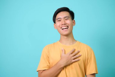 İyi kalpli, arkadaş canlısı genç adam avuçlarını göğsünde tut, şükranlarını sun ve iyi hisset..