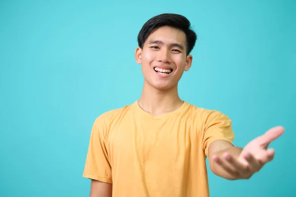 Gelukkige Vriendelijke Man Geven Warm Welkom Knuffel Aan Lieve Gast — Stockfoto