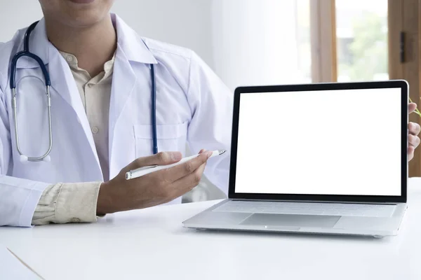 의사는 컴퓨터 토론을 환자와 합니다 의사의 컴퓨터와 태블릿 화면의 — 스톡 사진