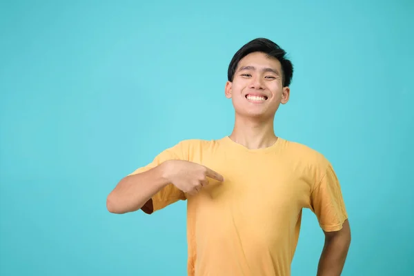 Joven Mirando Confiado Con Sonrisa Cara Señalándose Con Los Dedos —  Fotos de Stock