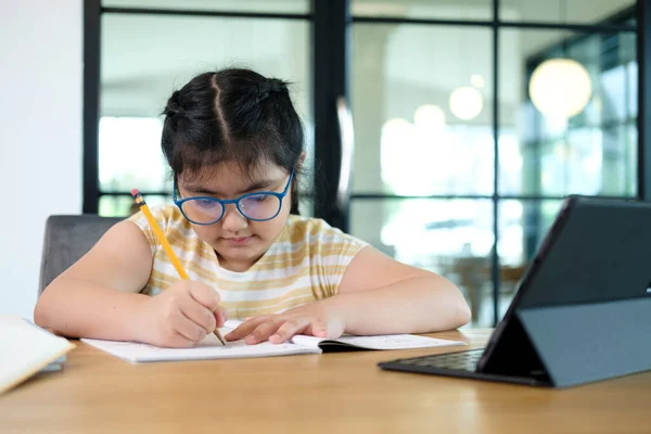 Schattig Gelukkig Meisje Kinderen Met Behulp Van Laptop Computer Studeren — Stockfoto