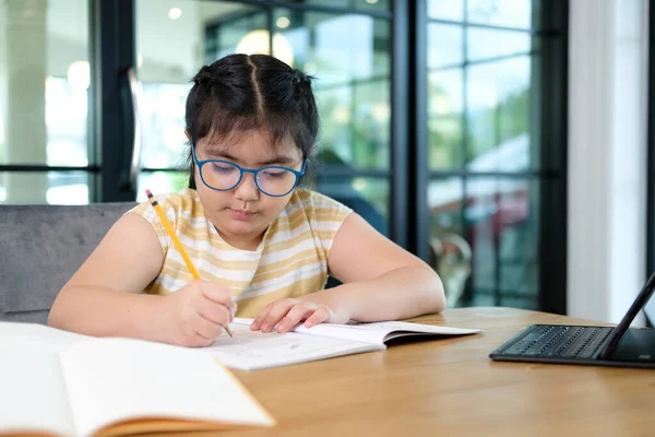 Roztomilé Šťastná Holčička Děti Pomocí Notebooku Studium Prostřednictvím Line Learningového — Stock fotografie