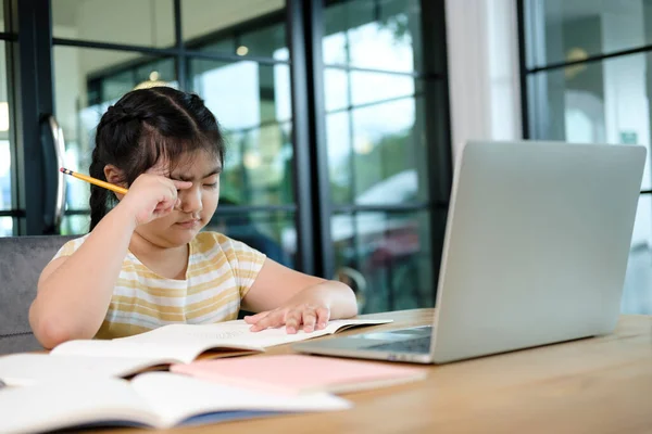 ラップトップコンピュータを使用してかわいいと幸せな女の子の子供 オンラインEラーニングシステムを通して勉強 — ストック写真