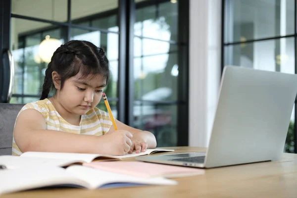 Schattig Gelukkig Meisje Kinderen Met Behulp Van Laptop Computer Studeren — Stockfoto