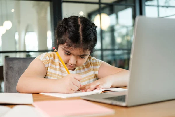 Słodkie Szczęśliwe Małe Dziewczynki Dzieci Pomocą Laptopa Studiuje Przez System — Zdjęcie stockowe