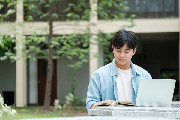 Młody Student Collage Pomocą Komputera Urządzenia Mobilnego Studiuje Online Edukacja — Zdjęcie stockowe