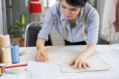 Profesyonel bir moda tasarımcısı İtalyan geleneğine göre yeni bir ayakkabı modeli çiziyor. Konsept: moda, tasarım, mod, biçim