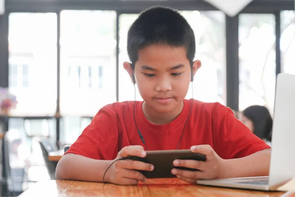 Детские Развлечения Технологии Счастливый Симпатичный Маленький Мальчик Пользующийся Мобильным Телефоном — стоковое фото