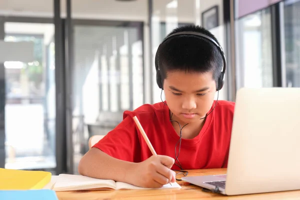 Junge Collage Student Mit Computer Und Mobilen Gerät Lernen Online — Stockfoto