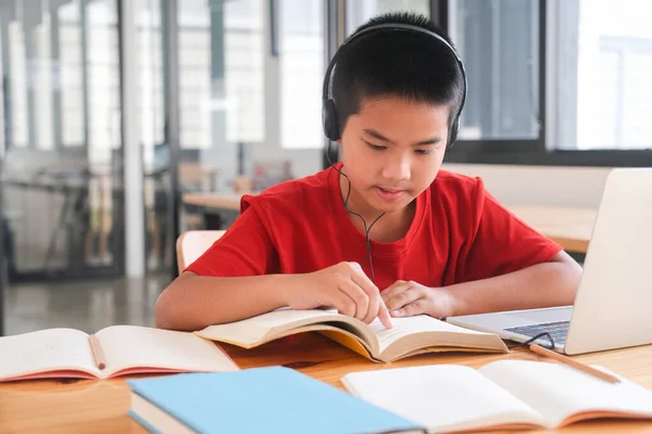 Joven Estudiante Collage Usando Computadora Dispositivo Móvil Estudiando Línea Educación — Foto de Stock